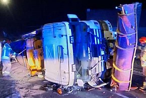 Pługopiaskarka przewróciła się na bok (zdjęcia, film)