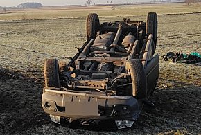 Dachował na polu. Kierowca trafił do szpitala (zdjęcia)