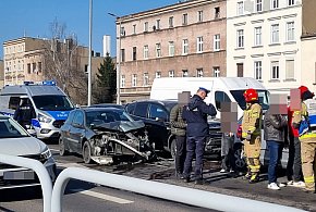 Karambol w Lesznie. Zderzyło się 5 aut, a w nich było 8 osób! (zdjęcia)