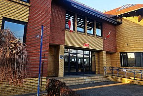 Obcy mężczyżni pod szkołą w Lesznie. Apel do rodziców!