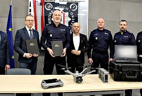 To mercedes wśród dronów. Dostała go leszczyńska policja (zdjęcia i film)