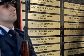 Zginęli na służbie. Upamiętnia ich tablica w komendzie wojewódzkiej (zdjęcia)