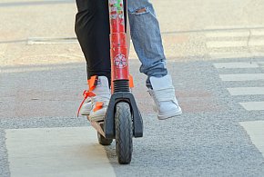 Dwoje nielatów na jednej hulajnodze, a za nimi policjanci. Sprawa trafi do sądu