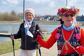 Słuchaczki UTW w Rydzynie zaczęły sezon marszy z kijkami (zdjęcia, film)