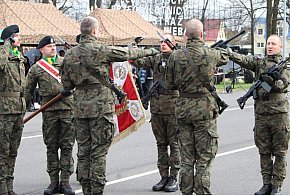 Kilkaset osób na przysiędze w jednostce wojskowej w Lesznie (zdjęcia)