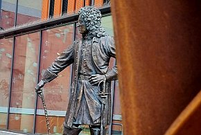 Pomnik króla Stanisława Leszczyńskiego stanął przed biblioteką. O co tu chodzi?