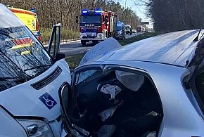 Zderzenie busa i osobówki. Strażacy informują: 5 osób trafiło do szpitala