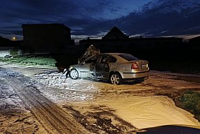 Po pijaku wbił się w betonowy garaż. Jego auto spłonęło