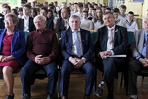 Marynarze z okrętu wojennego ORP Błyskawica w SP nr 2 Lesznie (zdjęcia)