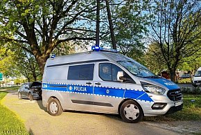 Poranny wypadek w Lesznie. Samochód uderzył w drzewo (zdjęcia)