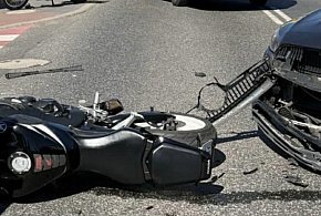 Zderzenie motocyklisty z samochodem. Jedna osoba w szpitalu