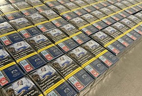 W mieszkaniu i aucie miał ponad 1200 paczek papierosów (zdjęcia)