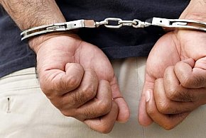 Uderzył w twarz dyrektora. A dyrektor jest funkcjonariuszem publicznym