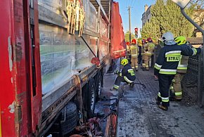 Pożar ciężarówki w Lasocicach. Nadal są utrudnienia na drodze (zdjęcia)