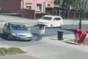 Zderzenie samochodu i nastolatka na elektrycznej hulajnodze (film)