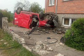 Pijany kierowca z zakazem jazdy wpadł autem na posesję i dachował (zdjęcia)
