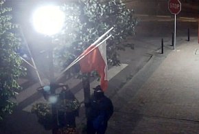 Kto usunął flagi z rynku? Sprawą zajmuje się policja