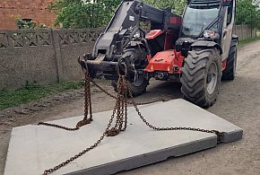 Wysięgnik z płytą wystawał, rozum nie nadążał. Mogło dojść do tragedii (zdjęcia)