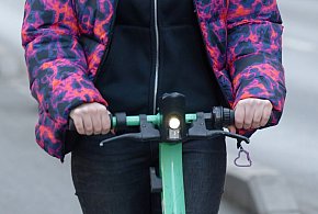 13-latka na hulajnodze zderzyła się z rowerzystą. Oboje trafili do szpitala