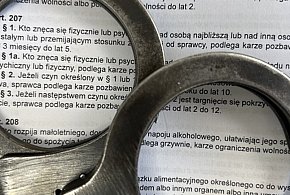 45-latek znęcał się nad żoną, musi opuścić mieszkanie. Ale to nie wszystko...