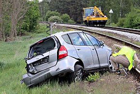 Na czerwonym świetle pod drezynę. Kierowca samochodu w szpitalu (zdjęcia)