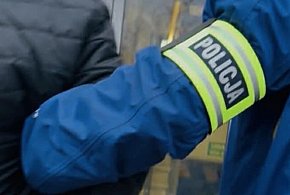 Zabrał traktor, aby wyciągnąć auto. Poszedł siedzieć za grzywny