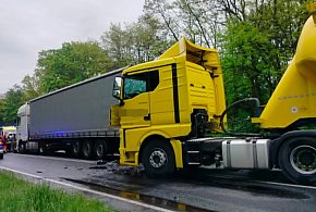 Zderzenie osobówki i dwóch tirów w Krzemieniewie (zdjęcia)