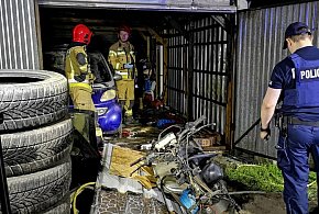 Palił się garaż. Co o przyczynie wybuchu ognia mówią strażacy? (zdjęcia)