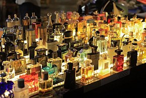 Dzień po dniu ukradł prawie 40 perfum. Co z nimi zrobił?