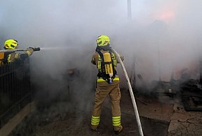 Groźny pożar w Lipnie.  Spalił się budynek gospodarczy (zdjęcia)