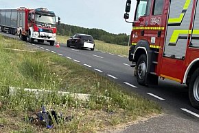 Zderzenie motocyklisty z ciągnikiem. Kto nie ustąpił pierwszeństwa?
