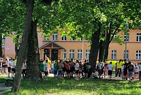 Alarmy bombowe w szkołach. 850 ewakuowanych osób (zdjęcia, film)