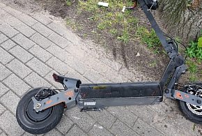 Pijani na hulajnogach. Jednym z nich był 16-latek, drugi wjechał w drzewo