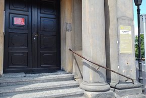 Tabliczka wprowadza ludzi w błąd. Dla seniorów to duży kłopot (zdjęcia)
