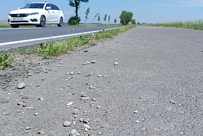 Samochody wyrzucają kamienie na ścieżkę rowerową