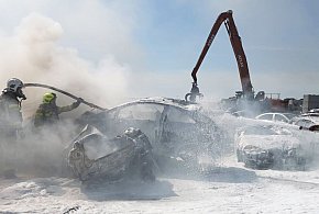 Pożar w stacji demontażu pojazdów. Gasiło go sześć strażackich zastępów (zdjęcia)