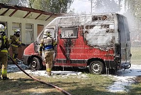 W Boszkowie Letnisku spalił się samochód dostawczy (zdjęcia)