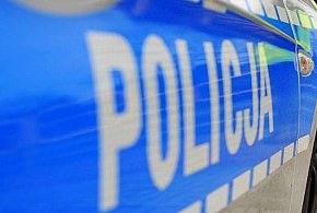 Kilka razy ugodził nożem przechodnia. Zabarykadował się w mieszkaniu