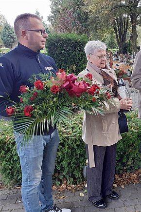 Kwiaty i znicze na grobach żużlowców-11288