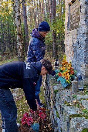 Strażacy uporządkowali mogiły w lesie rydzyńskim-11432