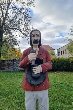 Rzeźba Frusia w Parku im. Leszczyńskich Satyryków-11484