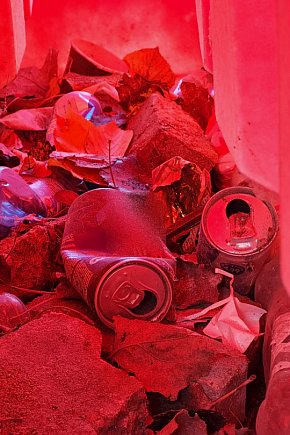 W Alei Gwiazd Żużla nie wszystkie śmieci trafiają do koszy-11505