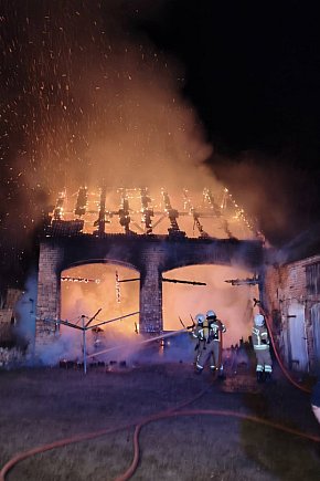 W Ujazdowie spłonęła stodoła-11542