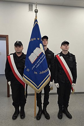 Komendant pasował uczniów pierwszej klasy policyjnej-11559