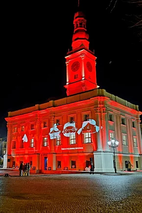 Ratusz w Lesznie podświetlony na czerwono-11581