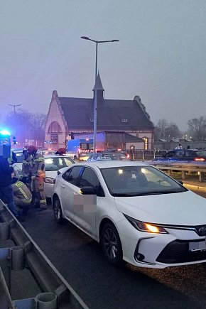 Zderzenie czterech aut na wiadukcie-11611