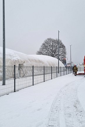 Balon nad lodowiskiem w Lesznie zapadł się pod śniegiem-11617
