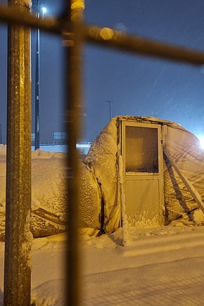 Balon położył się na tafli lodowiska-11620