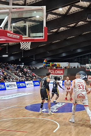 Ciężki bój koszykarzy Novimex Polonii-11886