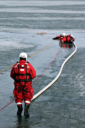 Strażacy ratowali człowieka, pod którym załamał się lód-11883